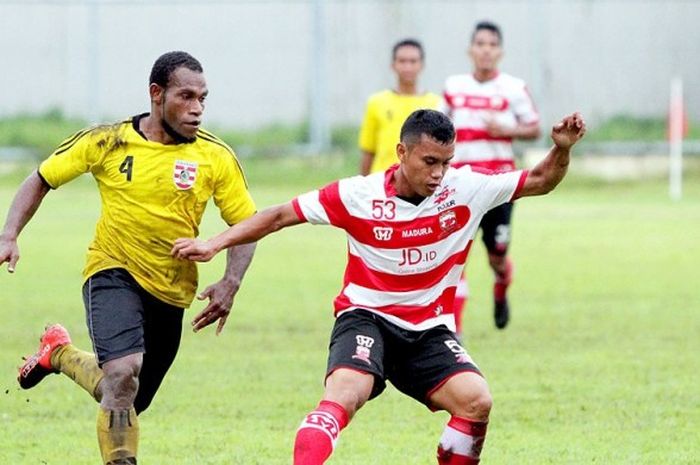 Pemain baru Madura United, Erianto (kanan), di tempel ketat pemain persewangi Banyuwangi, Yacobus J. Co, dalam laga uji coba yang berakhir untuk kemenangan Persewangi 2-1 di Stadion Diponegoro Banyuwangi, Jawa Timur (18/01/2017). 