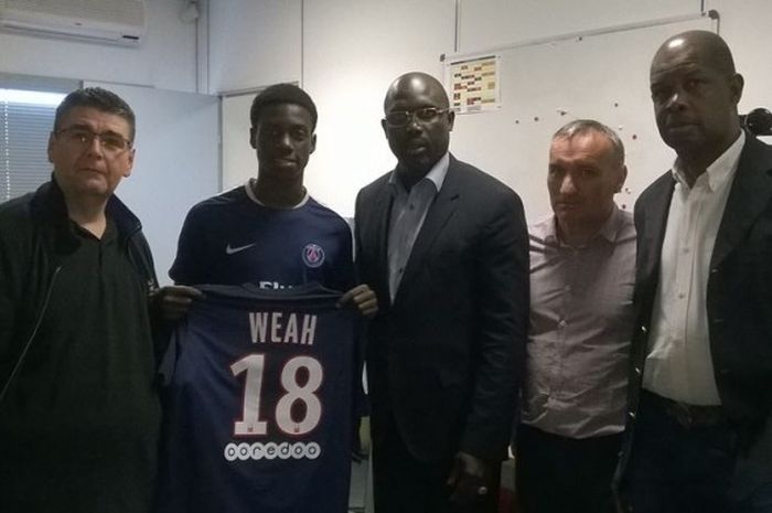 Striker PSG U-17, Timothy Weah, bersama sang ayah, George Weah.