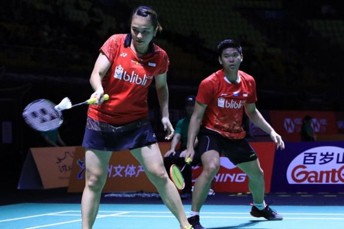 Pasangan ganda campuran Indonesia, Praveen Jordan/Melati Daeva Oktavianti, mengembalikan kok ke arah