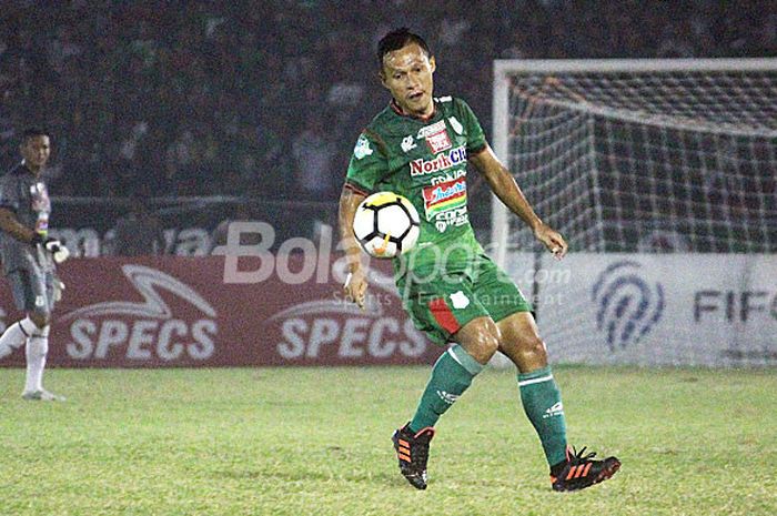 Bek PSMS Medan, Jajang Sukmara, saat tampil melawan Bali United dalam laga lanjutan Liga 1 2018 di Stadion Teladan, Medan, Sabtu (28/7/2018). Pertandingan ini merupakan laga terakhir Jajang Sukmara bersama PSMS Medan.