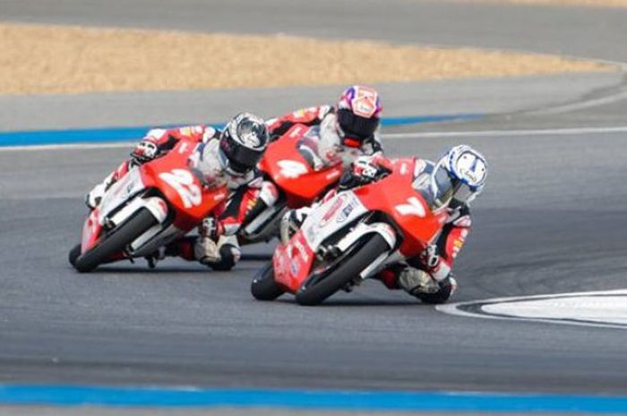 Mario Aji  (motor bernomor 7) di sesi latihan bebas sirkuit Chang, Buriram, Thailand/