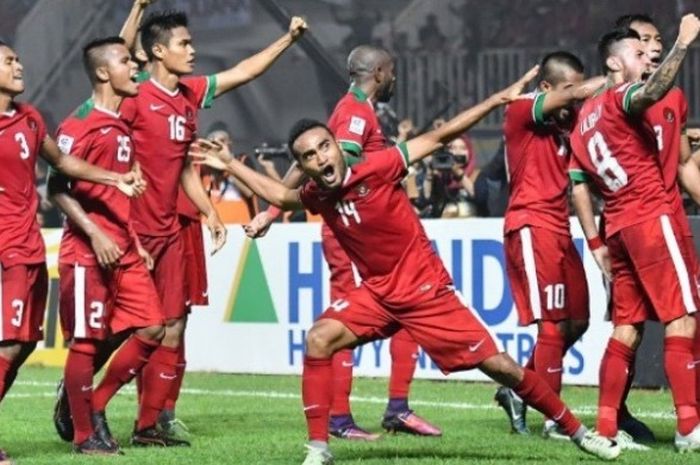   Gelandang Rizky Pora (tengah) meluapkan kegembiraannya di antara para pemain timnas Indonesia seusai mengalahkan Thailand pada leg pertama final Piala AFF 2016 di Stadion Pakansari, Cibinong, Kabupaten Bogor, Rabu (14/12/2016) malam.   