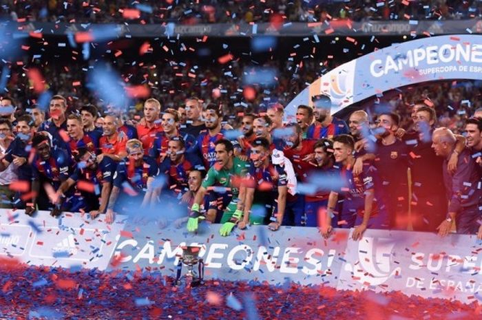 Para pemain FC Barcelona merayakan keberhasilan menjuarai Piala Super Spanyol seusai mengalahkan Sevilla dalam pertandingan leg kedua di Camp Nou, Barcelona, Spanyol, 17 Agustus 2016.