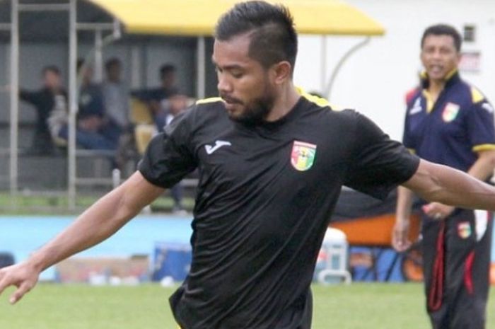 Winger Zulham Zamrun dalam latihan Mitra Kukar di Stadion Aji Imbut, Tenggarong pada Senin (30/1/2017) sore. 