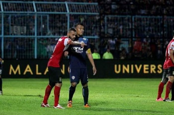 Dua kapten tim pada laga Arema kontra Persiba, Antonio Teles dan Hamka Hamzah, di Stadion Kanjuruhan, Kab Malang pada Minggu (1/5/2016). 