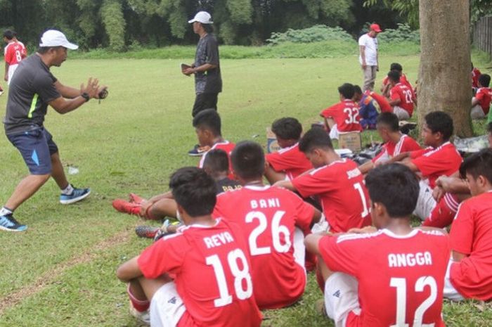 Tim SBAI U-15 saat pemusatan latihan di Lapangan AURI Pashkas Bravo 90 Rumpin, Kabupaten Bogor, Jawa Barat.