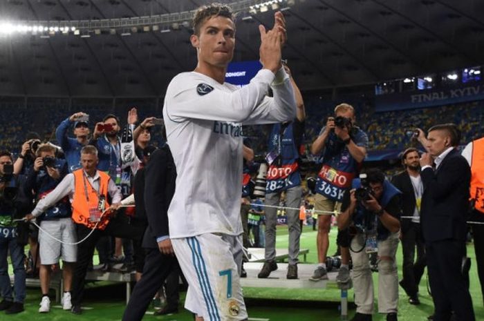           Bintang Real Madrid, Cristiano Ronaldo, saat merayakan kesuksesan tim menjuarai Liga Champions seusai menekuk Liverpool FC 3-1 dalam final di Stadion NSC Olimpiyskiy, Kiev, Ukraina, pada Sabtu (26/5/2018).          