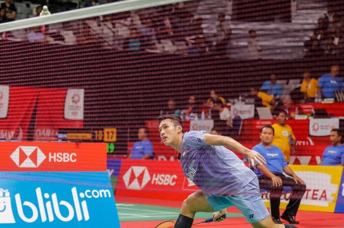 Pebulu tangkis tunggal putra Indonesia, Jonatan Christie, berupaya mengembalikan shuttlecock yang dilepas sang lawan, Son Wan-ho (Korea Selatan), pada babak kesatu turnamen Indonesia Masters 2018.