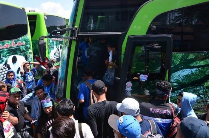 Aremania memasuki bus menuju Bogor yang berada di titik kumpul Balai Kota Malang pada Sabtu (11/3/2017) pagi. 