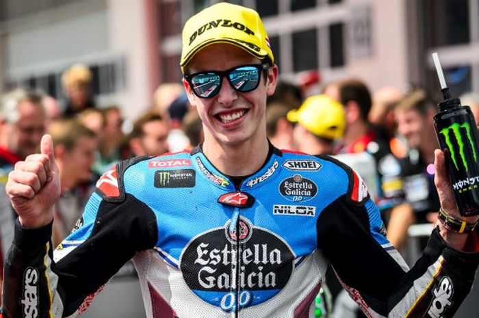 Pebalap Moto2 dari tim EG 0,0 Marc VDS, Alex Marquez, melakukan selebrasi setelah finis kedua pada b