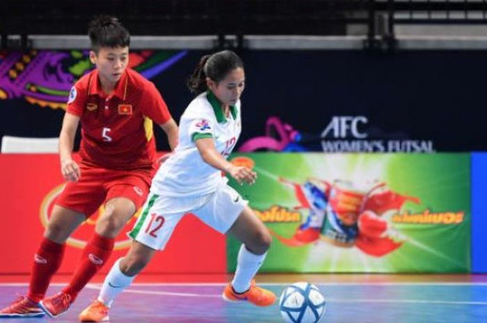Pemain timnas futsal perempuan Indonesia, Fitri Rosdiana (12) yang melewati pilar Vietnam, Bien Thi Hang pada perempat final Piala Asia Futsal Wanita 2018 di Bangkok Arena, Thailand pada 9 Mei 2018. 