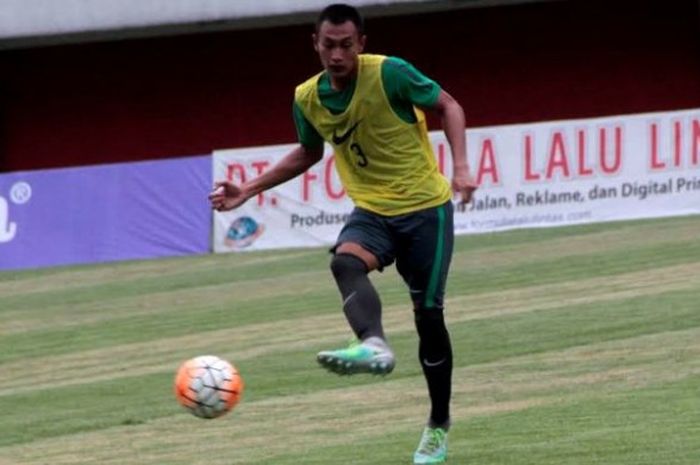 Bek Hansamu Yama Pranata  berlatih untuk persiapan Indonesia kontra Vietnam di Stadion Maguwoharjo, Sleman, Jumat (7/10/2016) sore. 