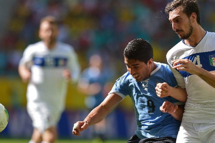 Bek timnas Italia, Davide Astori, menjaga striker Uruguay, Luis Suarez, dalam laga Piala Konfederasi 2013 di Fonte Nova Arena, Salvador, 30 Juni 2013.  Astori ditemukan meninggal dunia pada Minggu (4/3/2018).