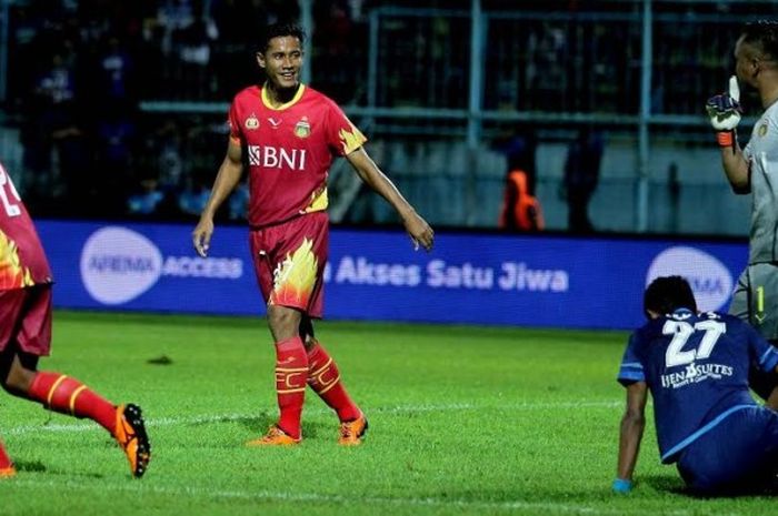 Bek sekaligus kapten Bhayangkara FC, Indra Kahfi (tengah) dipastikan absen membela timnya saat dijamu Sriwijaya FC pada lanjutan Liga 1 musim 2017 di Stadion Gelora Jakabaring, Palembang, Rabu (3/5/2017). 
