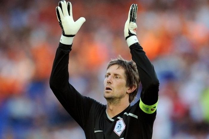 Edwin van der Sar saat memperkuat Belanda pada laga Piala Eropa 2008 kontra Rusia di Saint Jakob-Park, Basel, Swiss, 21 Juni 2008.