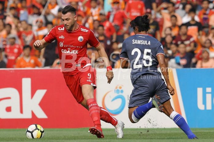  Aksi penyerang Persija Jakarta, Marko Simic saat mencoba melewati pemain Persela Lamongan, Samsul Arifin, di Stadion Utama Gelora Bung Karno (SUGBK), Selasa (20/11/2018). 