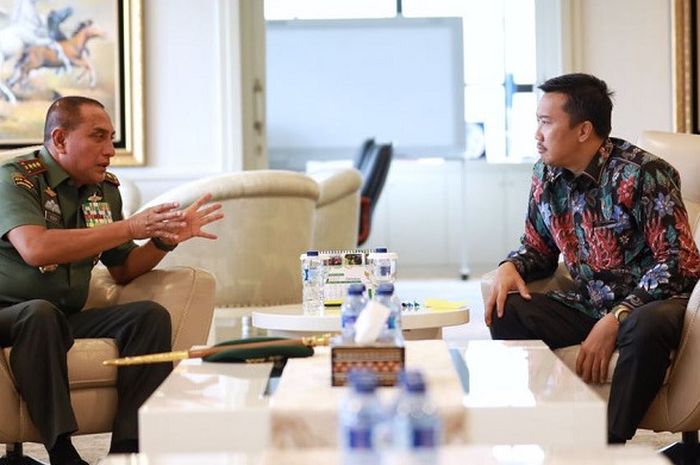 Ketua Umum PSSI Edy Rahmayadi (kiri) berbicara dengan Menteri Pemuda dan Olahraga Imam Nahrawi di Kantor Kemenpora, Jakarta, Senin (16/10/2017)