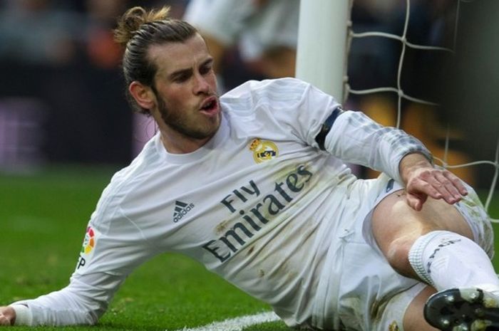 Bintang Real Madrid, Gareth Bale, terjatuh saat melawan Rayo Vallecano pada lanjutan La Liga di Stadion Santiago Bernabeu, 20 Desember 2015.