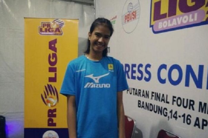 Pemain Jakarta Elektrik PLN, Shella Bernadetha berpose di  GOR C-Tra Arena, Bandung, Minggu (16/4/2017).