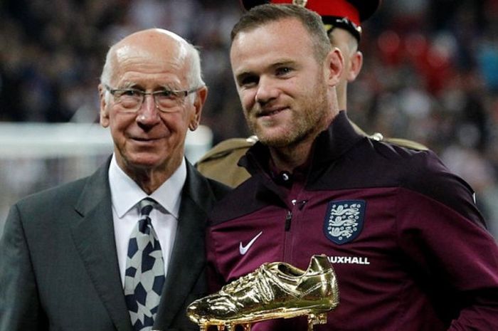 Wayne Rooney (kanan) saat menerima penghargaan sebagai raja gol sepanjang masa timnas Inggris menjelang duel Kualifikasi Piala Eropa 2016 lawan Estonia di Wembley, London, 9 Oktober 2015.