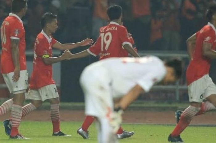 Kapten Persija, Ismed Sofyan (dua dari kiri) usai mencetak gol ke gawang Semen Padang di SUGBK, Jakarta, Minggu (8/5/2016). 