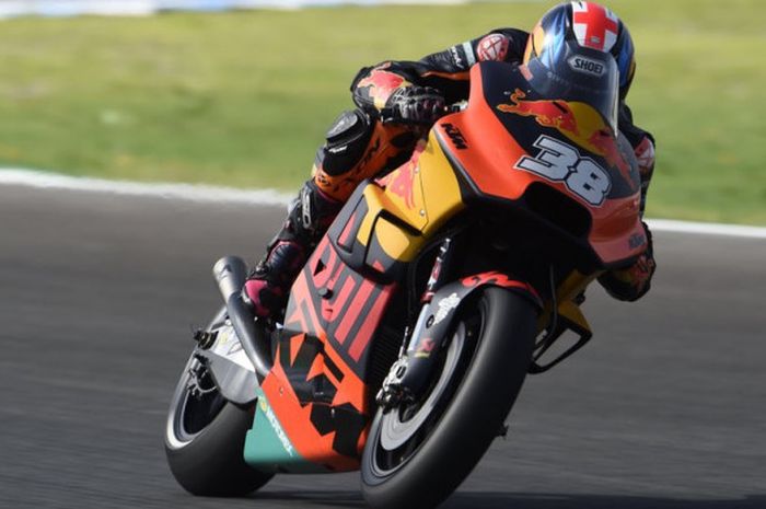 Pebalap KTM, Bradley Smith, memacu motornya pada pada latihan bebas kedua MotoGP Spanyol di Sirkuit Jerez, Spanyol (4/5/2018).