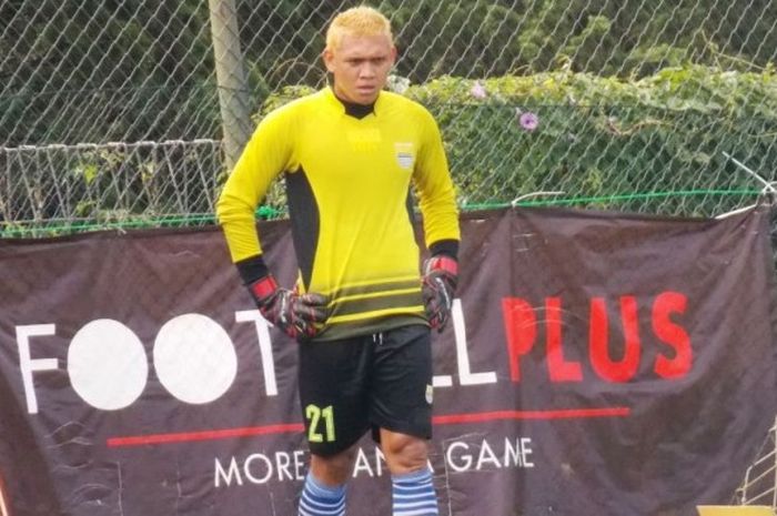 Kiper Persib, Muhammad Ridwan, saat berlatih di lapangan Football Pus Bandung Barat,Kamis (28/4/2016).