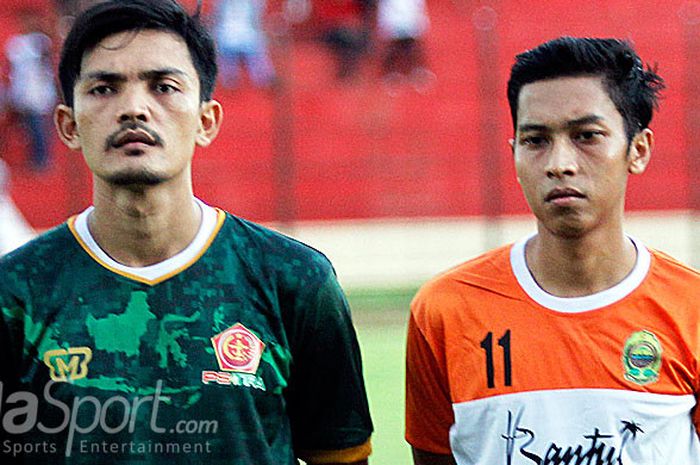 Duo Persiba Bantul Slamet Widodo (kiri) dan Johan Manaji (tengah) saat diperkenalkan pada launching PS Tira di Stadion Sultan Agung, Bantul, Minggu (18/3/2018).