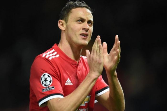   Gelandang Manchester United Nemanja Matic memberikan aplaus kepada suporter seusai laga Liga Champions melawan Benfica di Old Trafford, Manchester, 31 Oktober 2017.  