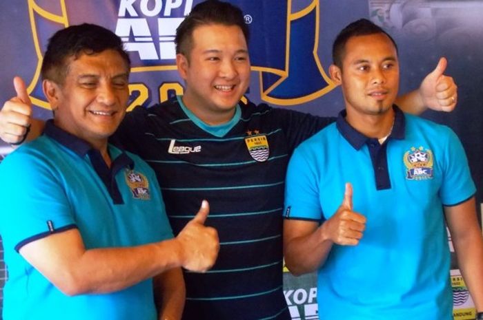 Pengelola Diklat Persib, Yoyo S. Adireja bersama Ferdinand Tan (tengah) dan kapten Persib, Atep (kanan) pada peluncuran Bintang Bola Kopi ABC 2016 di Kedai Persib, Senin (9/5/2016).