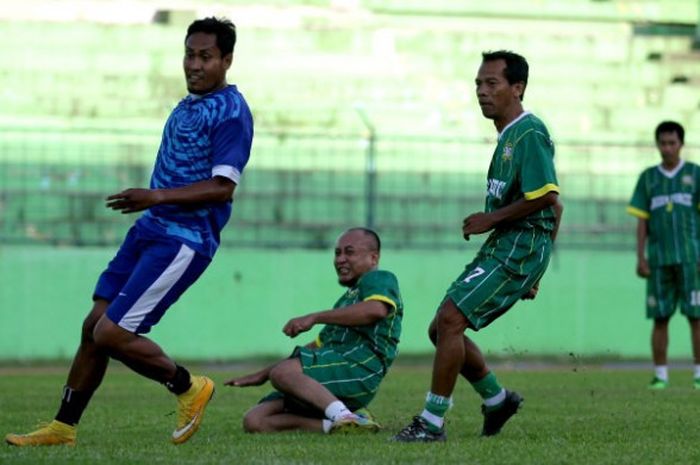 Aksi pemain Persebaya Legends, Yusuf Ekodono dan bek dari Malang Legends, Joko Kuspito pada laga silaturahmi para veteran sepak bola Jawa Timur di Stadion Gajayana, Kota Malang, Sabtu (21/10/2017). 