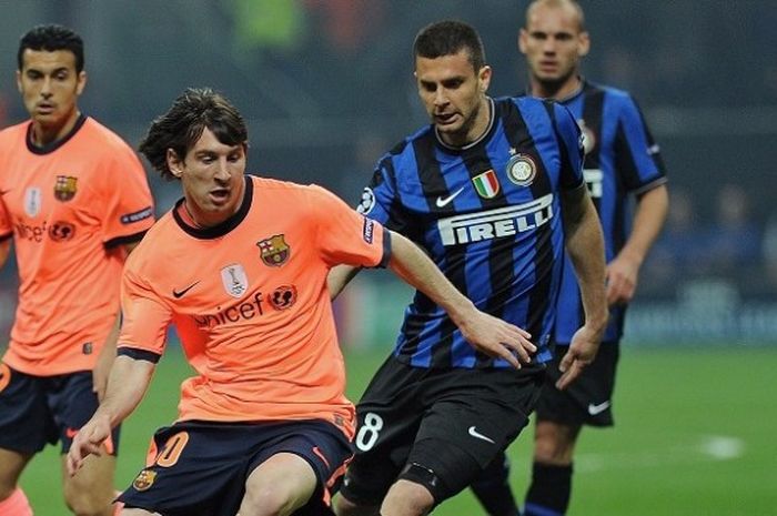 Penyerang FC Barcelona, Lionel Messi (kedua dari kiri), saat tampil melawan Inter Milan dalam laga Liga Champions di Stadion Giuseppe Meazza, 20 April 2010.