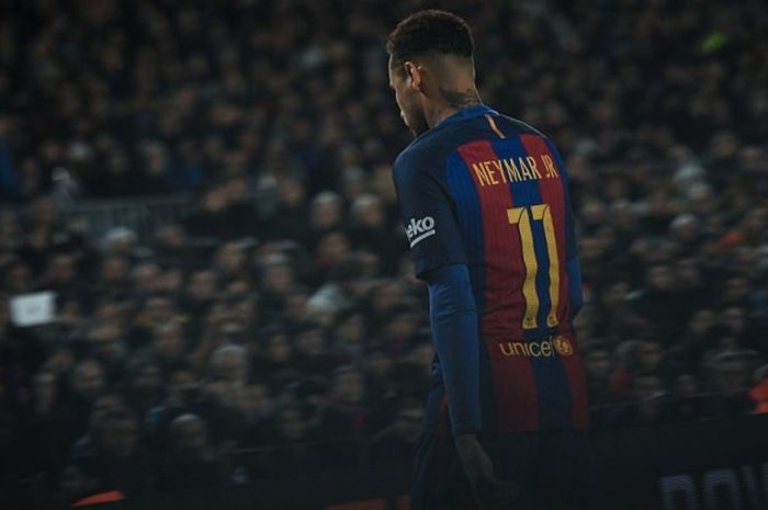 Penyerang FC Barcelona, Neymar, dalam laga La Liga kontra Espanyol di Stadion Camp Nou, Barcelona, 18 Desember 2016. 