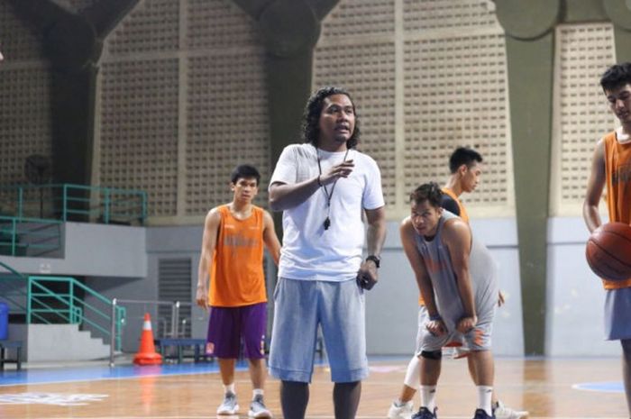 Pelatih kepala CLS Knights Indonesia, Koko Heru Setyo Nugroho, memimpin sesi latihan tim di GOR Kertajaya, Surabaya, Jawa Timur.