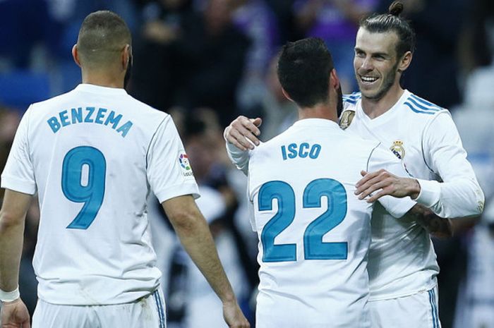 Penyerang Real Madrid, Gareth Bale (kanan), saat merayakan salah satu dari gol yang berhasil ia cetak ke gawang Celta Vigo dalam laga La Liga Spanyol 2017-2018 di Stadion Santiago Bernabeu, Madrid, Spanyol, pada Sabtu (12/5/2018).