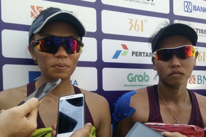 Tim bola voli pantai putri Indonesia, Desi Ratnasari/Yokebed Eka Purari (kanan), berbicara pada media setelah melawan Jepang pada laga ketiga penyisihan Pul C Asian Games 2018 di jakabaring Sport City, Palembang, Selasa (21/8/2018).