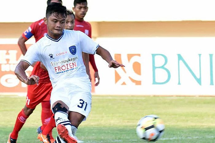 Tegar Hening Pangestu saat masih berseragam PSPS Riau.