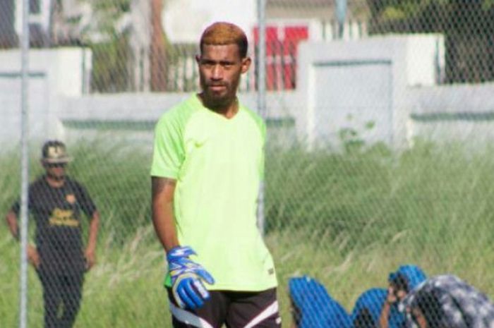 Kiper Indonesia asal Papua yang saat ini membela klub kasta tertinggi Timor Leste, Dili Institute of Technology Football FC (DIT FC), Charles Sopaheluwakan