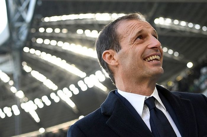 Pelatih Juventus, Massimiliano Allegri, saat mendampingi timnya melawan Lazio di Juventus Stadium dalam laga lanjutan Serie A 2016-2017 pada 22 Januari 2017.