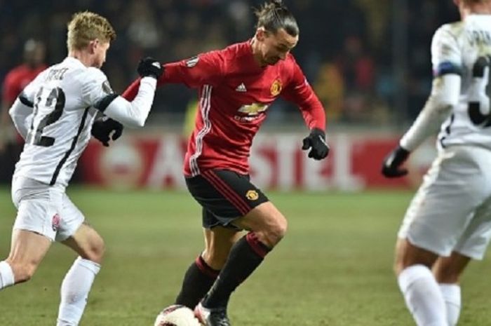 Penyerang Manchester United, Zlatan Ibrahimovic, mencoba menerobos pertahanan FC Zorya pada laga Liga Europa di Luhansk, Kamis (8/12/2016). 