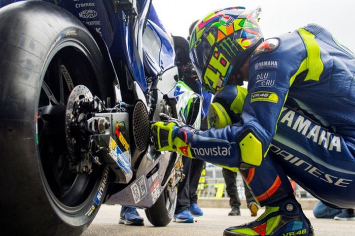 Pebalap Movistar Yamaha MotoGP asal Italia, Valentino Rossi, mengecek motornya sebelum turun pada sesi latihan bebas GP Jerman di Sachsenring, Sabtu (1/7/2017).