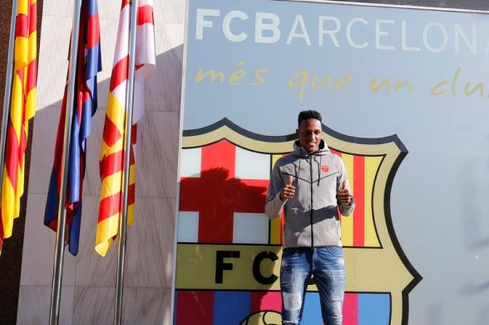 Pemain FC Barcelona, Yerry Mina, berpose di Barcelona, Spanyol, pada 12 Januari 2018.