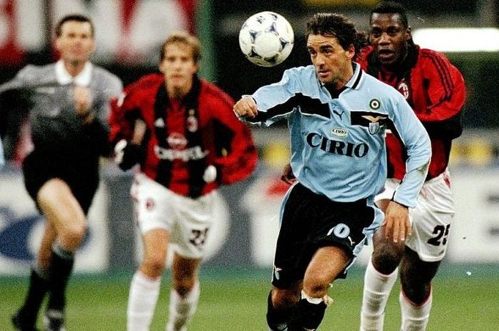 Aksi Roberto Mancini (depan) saat membela Lazio dalam partai Serie A melawan AC Milan di Stadion San Siro, Milan, 22 November 1998.