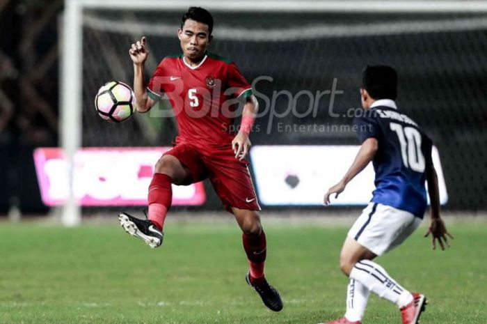 Bek Timnas U-19 Indonesia, Nurhidayat Haris, menghalau bola pada laga melawan Timnas U-19 Kamboja dalam laga di Stadion Patriot Candrabhaga, Rabu (4/10/2017).