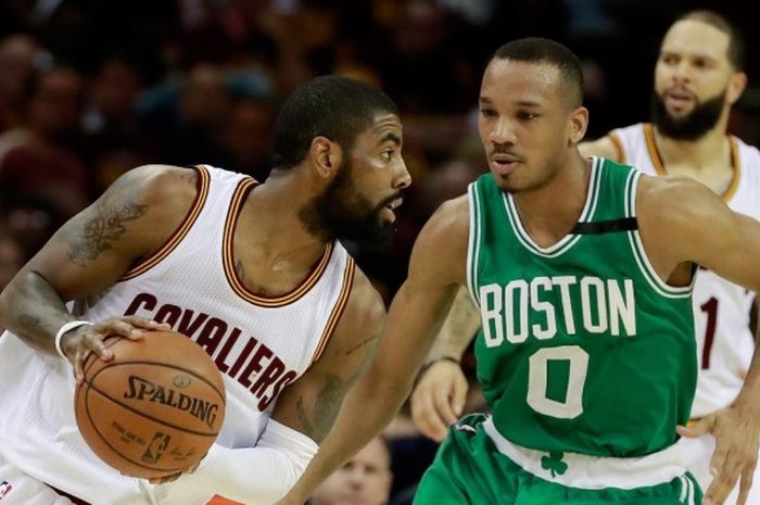 Guard Cleveland Cavaliers, Kyrie Irving (jersey putih, #2), berupaya melewati penjagaan pemain Boston Celtics, Avery Bradley (jersey hijau, #0), pada laga gim keempat babak final Wilayah Timur play-off NBA di Quicken Loans Arena, Cleveland, Ohio, Selasa (23/5/2017) malam waktu setempat atau Rabu pagi WIB.