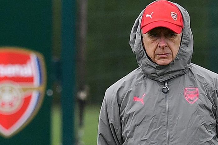 Arsene Wenger saat memimpin sesi latihan Arsenal menjelang duel Liga Europa melawan CSKA Moskva di London Colney, 4 April 2018.