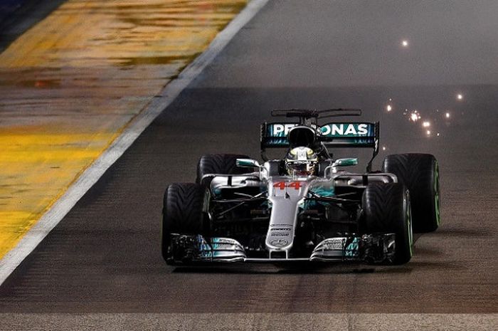 Pebalap Mercedes, Lewis Hamilton, saat menjalani balapan GP Singapura di Sirkuit Jalan Raya Marina Bay, Minggu (17/9/2017) malam.