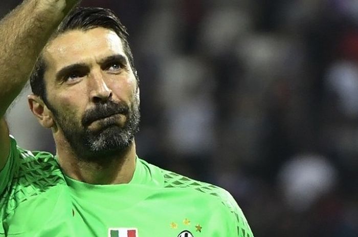 Kiper Juventus, Gianluigi Buffon, merayakan kemenangan timnya atas Olympique Lyon di Stadion Parc Olympique Lyonnais, 18 Oktober 2016.