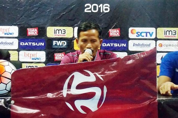 Pelatih Persib Bandung, Djajang Nurjaman (tengah), memberikan keterangan pers kepada media usai laga melawan Bhayangkara FC di Stadion Wibawa Mukti, Cikarang, Rabu (12/10/2016).