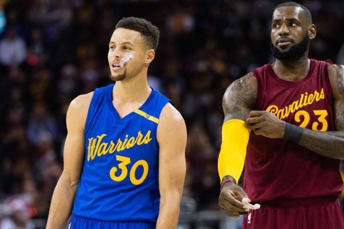 Bintang Golden State Warriors, Stephen Curry (jersey biru, #30), dan bintang Cleveland Cavaliers, LeBron James, berdiri bersebelahan saat menjalani laga lanjutan musim reguler NBA 2016-2017 di Quicken Loans Arena, Cleveland, Ohio, Amerika Serikat, Minggu (25/12/2016) malam waktu setempat.